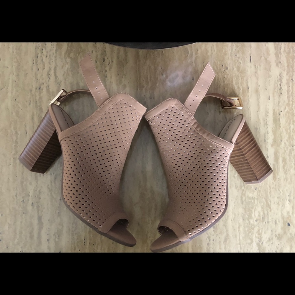 (SOLD)NWOT Francesca’s Heel - Picture 3 of 7